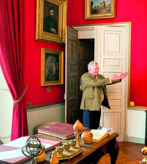 Aymar de La Motte Saint-Pierre captive son auditoire avec ses anecdotes improbables, son humour irrésistible et sa passion contagieuse du château.