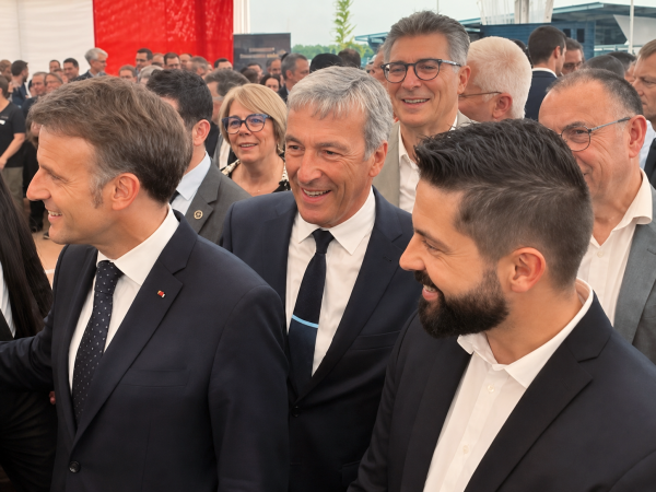 De nombreux élus du territoire étaient présents lors de la visite d'Emmanuel Macron à Châteaudun dans le cadre de Choose France.