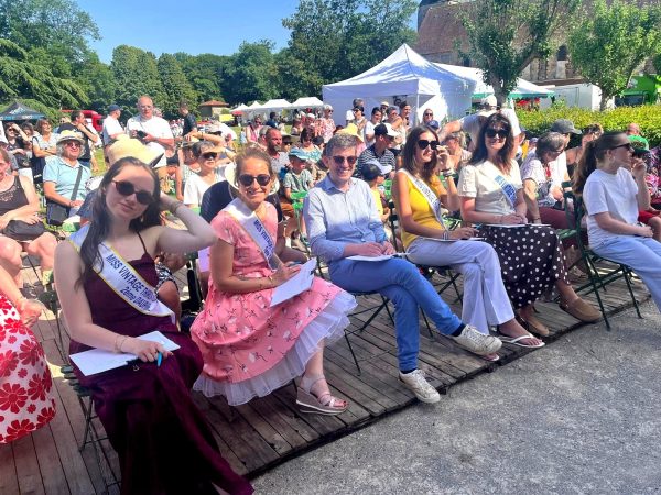 Entourés d'un public venu en nombre, les membres du jury, accompagnés par Amadys Castanier, le maire (au centre), ont eu du mal à départager les participantes.