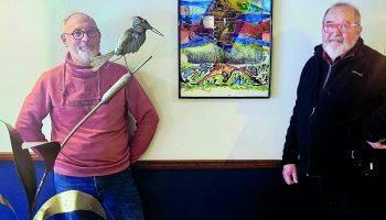 François Brunet, à gauche, expose désormais plusieurs de ses sculptures métalliques Au Comptoir de Brou, aux côtés des toiles de Jean-Pierre Faurie, figure artistique bien connue dans le secteur