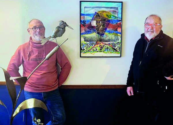 François Brunet, à gauche, expose désormais plusieurs de ses sculptures métalliques Au Comptoir de Brou, aux côtés des toiles de Jean-Pierre Faurie, figure artistique bien connue dans le secteur