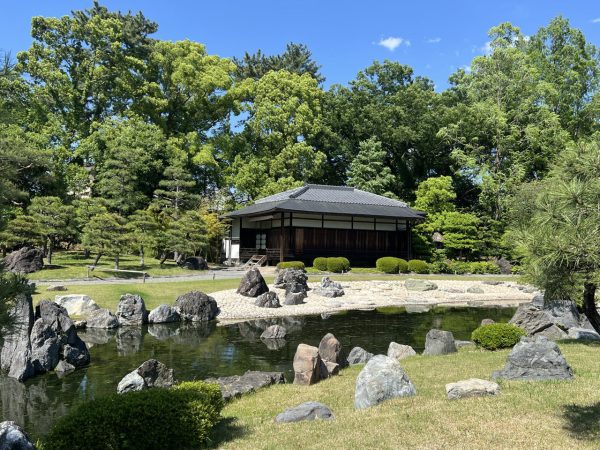 Kyoto. "Il me paraissait grand la veille, mais en fait, il est gigantesque." Le jardin impérial de Kyoto a impressionné Kehnwane par ses vastes espaces paysagers et ses allées à perte de vue.