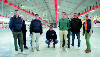 La famille Avenile dans son nouveau bâtiment flambant neuf.