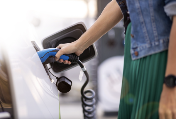 Le leasing social, un bon plan gagnant-gagnant : démocratiser l'accès aux voitures électriques, tout en réduisant les émissions de gaz à effet de serre. © pikselstock - stock.adobe.com `
