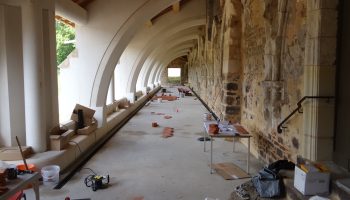 Autre sujet à l'ordre du jour, le pavage du cloître. Ce dernier est en bonne voie de réalisation.