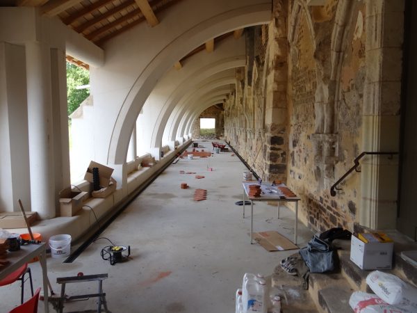 Autre sujet à l'ordre du jour, le pavage du cloître. Ce dernier est en bonne voie de réalisation.
