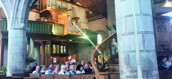 Le père Tryphon Iléna a rappelé que cette action contribueraient à soutenir les artistes et à l'entretien de l'église.