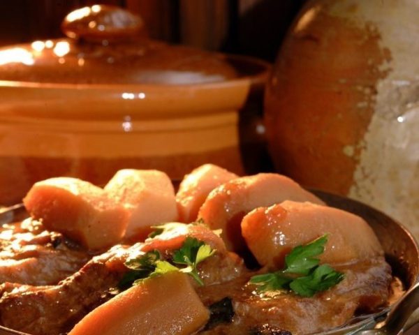 Le rata se compose de pommes de terre, d'oignons et parfois de viande. Il était servi aux journaliers, employés à la journée dans les fermes.