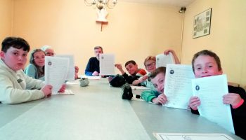 Les membres du Cme vont placer des feuilles individuelles dans la capsule temporelle de l'abbaye.