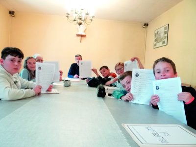Les membres du Cme vont placer des feuilles individuelles dans la capsule temporelle de l'abbaye.