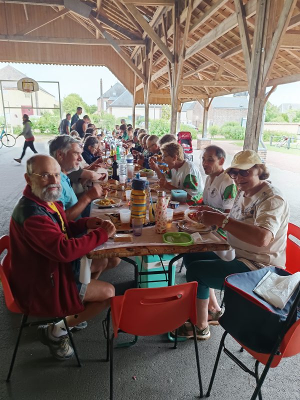 Les participants se sont retrouvés pour partager un petit repas, après l'effort.