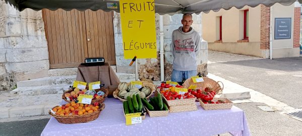 Michael Da Silva devant son étal de fruits et légumes, à Arrou