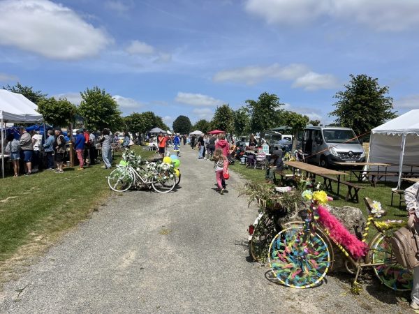 Petits et grands ont participé au concours des vélos fleuris