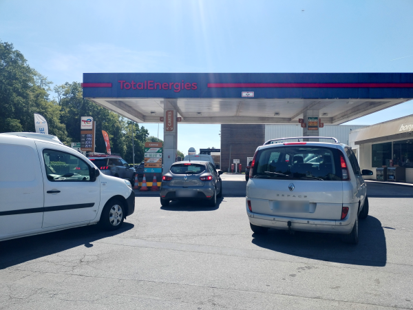 Si 95 % des stations-service ne rencontrent pas de difficultés d'approvisionnement, les consommateurs doivent encore composer avec des tarifs à la pompe élevés. © FC