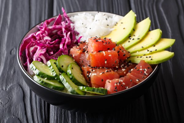 Un mélange frais et équilibré de thon mariné, avocat crémeux, riz parfumé et légumes croquants.