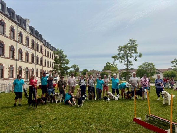 Bénévoles de l'entente canine dunoise sous la présidence de Mme Cocrelle.