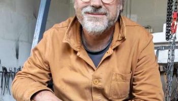 À travers son œuvre, Sébastien Pasques poursuit inlassablement la même interrogation : comment représenter le vivant au moment où celui-ci vacille ?