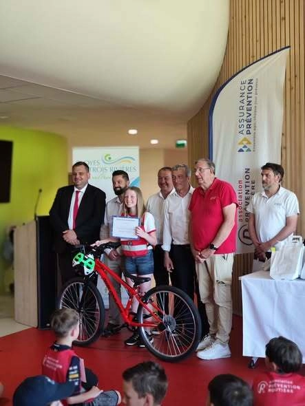 Pour saluer cet exploit, la jeune lauréate a reçu un vélo lors de la cérémonie de remise des diplômes, organisée en présence du maire et de son adjoint, Damien Prady.
