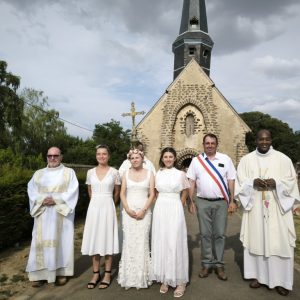 Pauline, ses deux demoiselles d'honneur, le Père Abelson et le maire, Olivier Houdy.