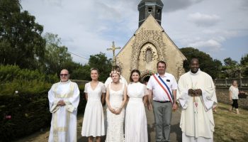 Pauline, ses deux demoiselles d'honneur, le Père Abelson et le maire, Olivier Houdy.