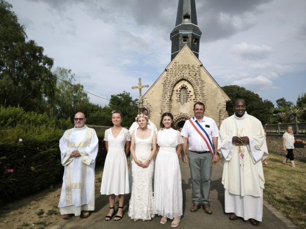 Pauline, ses deux demoiselles d'honneur, le Père Abelson et le maire, Olivier Houdy.