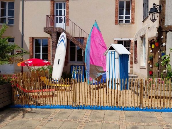 Brou prend des airs de bord de mer avec son petit coin de plage, décor éphémère qui accueillera plusieurs animations estivales, dont l'Heure du conte.