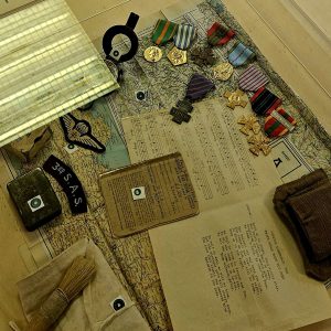 Chaque objet raconte une histoire : médailles, cartes et effets personnels témoignent du quotidien des militaires engagés dans la Libération.