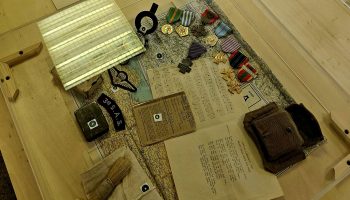 Chaque objet raconte une histoire : médailles, cartes et effets personnels témoignent du quotidien des militaires engagés dans la Libération.