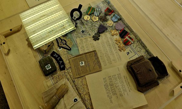 Chaque objet raconte une histoire : médailles, cartes et effets personnels témoignent du quotidien des militaires engagés dans la Libération.