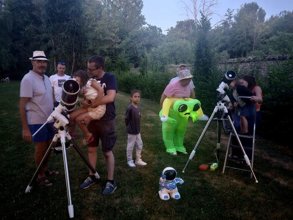 Petits et grands ont profité des télescopes installés par le Club d'astronomie du Dunois pour observer les étoiles, dans une ambiance familiale.
