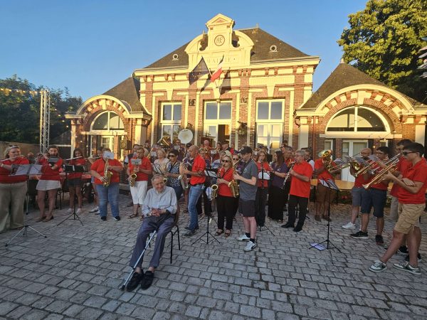 Entouré des anciens musiciens, Jean Allard, 94 ans, a reçu un hommage particulièrement émouvant après une vie consacrée à l'Harmonie de Bailleau-le-Pin.