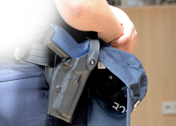 Certains craignent que l'instauration d'"une présomption d'usage légitime" des armes par les forces de l'ordre donne lieu à des dérives. © DR