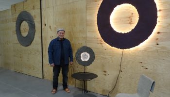 Guy Doat crée du mobilier contemporain en recyclant des déchets industriels.