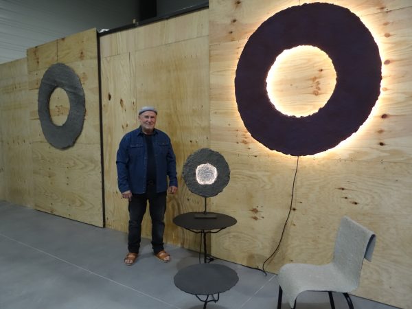 Guy Doat crée du mobilier contemporain en recyclant des déchets industriels.