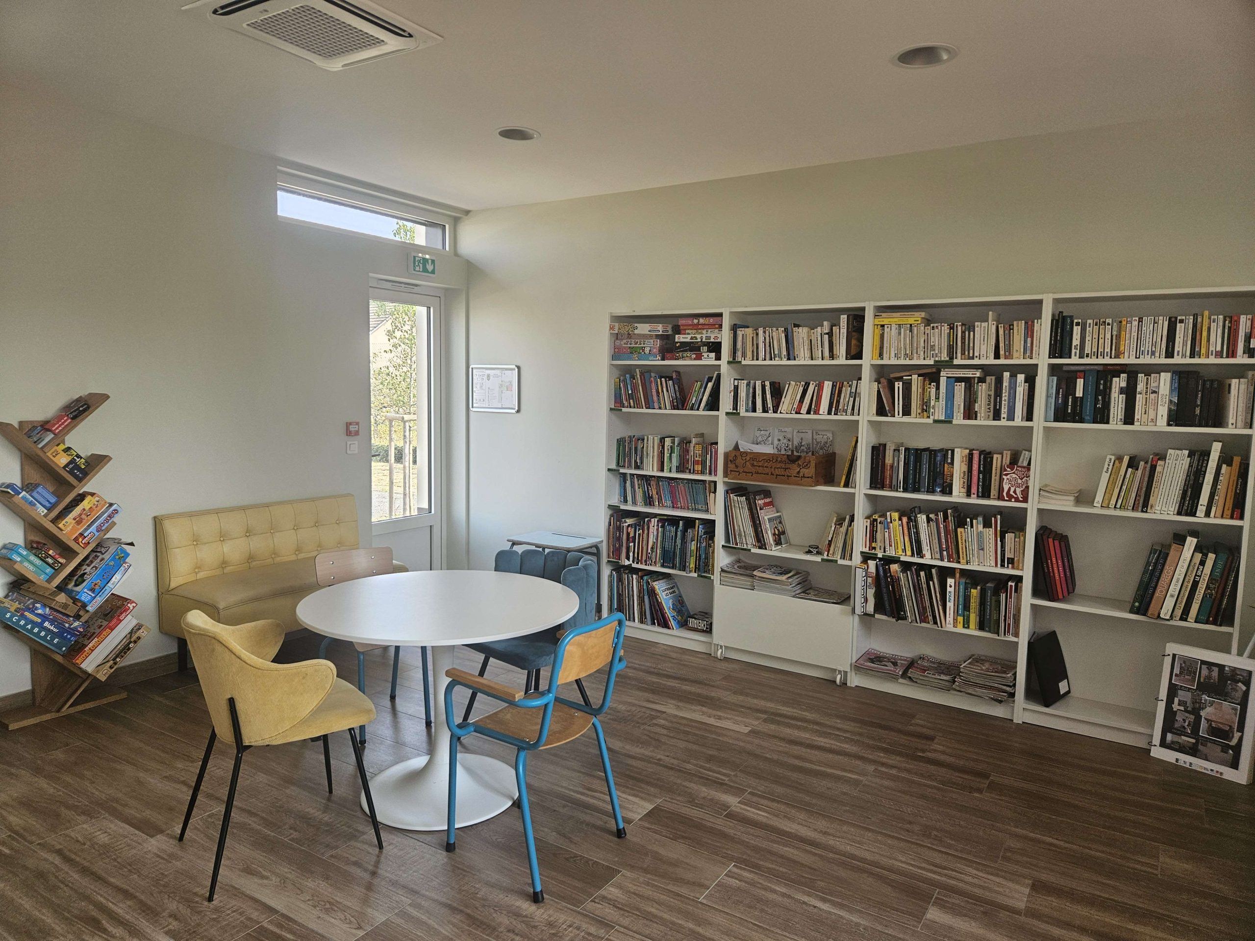 La bibliothèque fait partie des espaces que la Fourmil'Yèvres souhaite davantage faire vivre à la rentrée. Des jeux de société adaptés à tous les âges sont également mis à la disposition des participants. - Écho de Brou