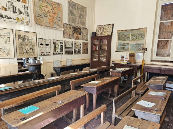 Cette ancienne salle de classe a accueilli des générations d'écolières et d'écoliers jusqu'à sa fermeture en 1957. Leur liste complète est consultable au musée.