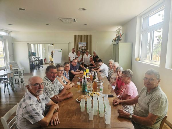 Les participants aux ateliers se sont retrouvés autour d'un goûter pour clôturer ce premier été. Au fond, Danièle Carrouget, Maire d'Yèvres et Céline, animatrice.