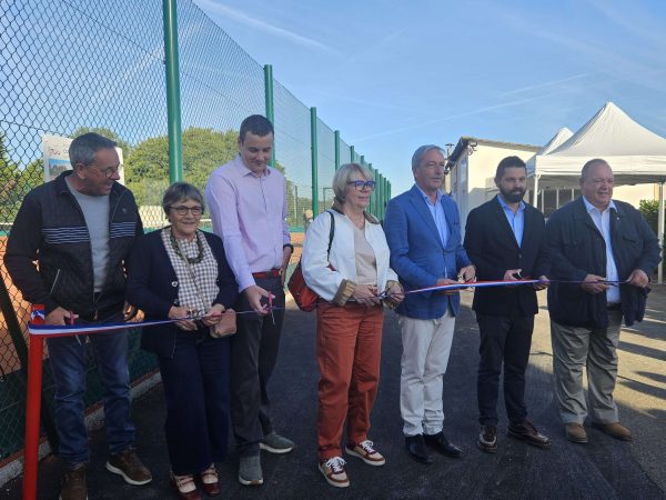 Benjamin Pécriaux, Danièle Carrouget, Philippe Vigier et Daniel Guéret, accompagnés de plusieurs élus broutains, ont coupé ensemble le ruban d'inauguration.