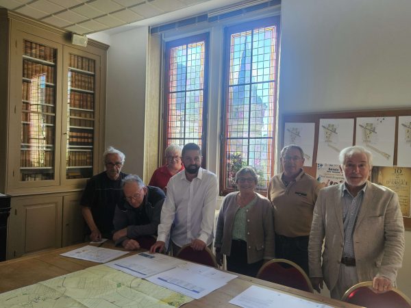 Habitants et élus ont profité de la permanence tenue par M. Couturier pour s'informer sur le projet et échanger autour de l'enquête publique.