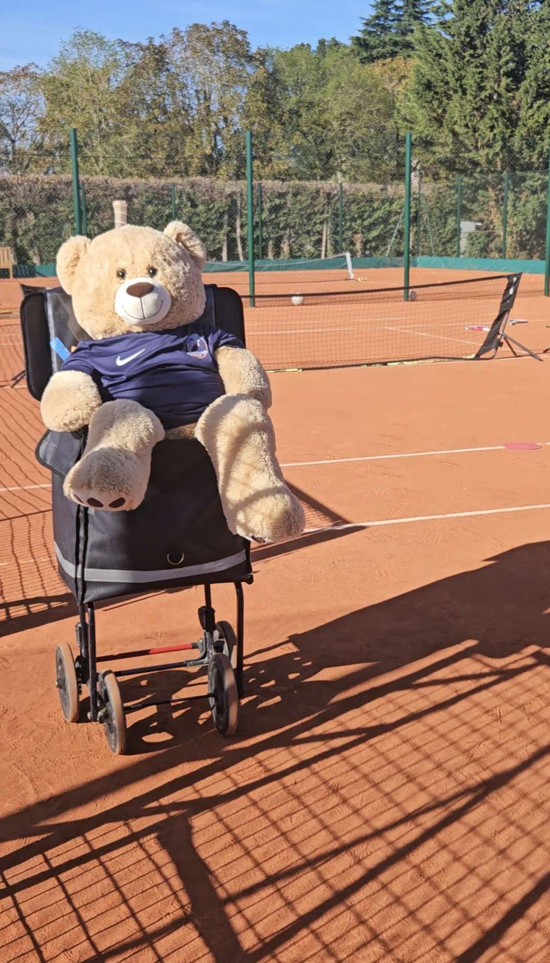La mascotte vous accueille sur les nouveaux courts. - Écho de Brou