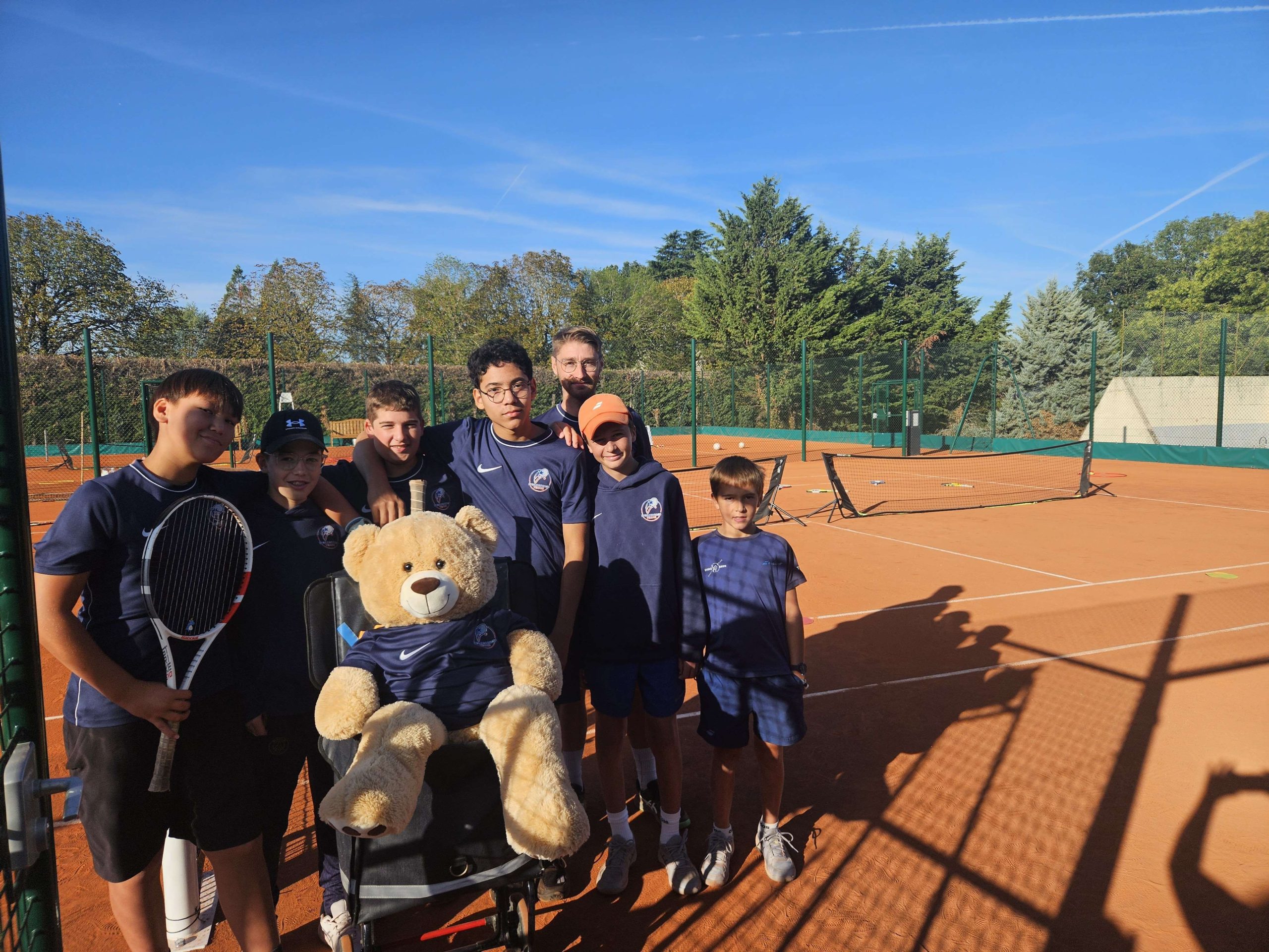 Les jeunes de l'Étoile de Brou Tennis ont pris possession des nouveaux courts, aux côtés de leur instructeur et de la mascotte du club. Deux terrains entièrement reconstruits pour permettre au club de poursuivre ses projets dans de meilleures
conditions. - Écho de Brou