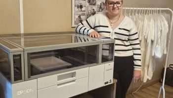 L'atelier s'est progressivement équipé pour multiplier les possibilités. Tess vient notamment d'investir elle-même dans une nouvelle machine de gravure et de découpe.