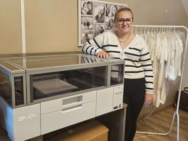 L'atelier s'est progressivement équipé pour multiplier les possibilités. Tess vient notamment d'investir elle-même dans une nouvelle machine de gravure et de découpe.