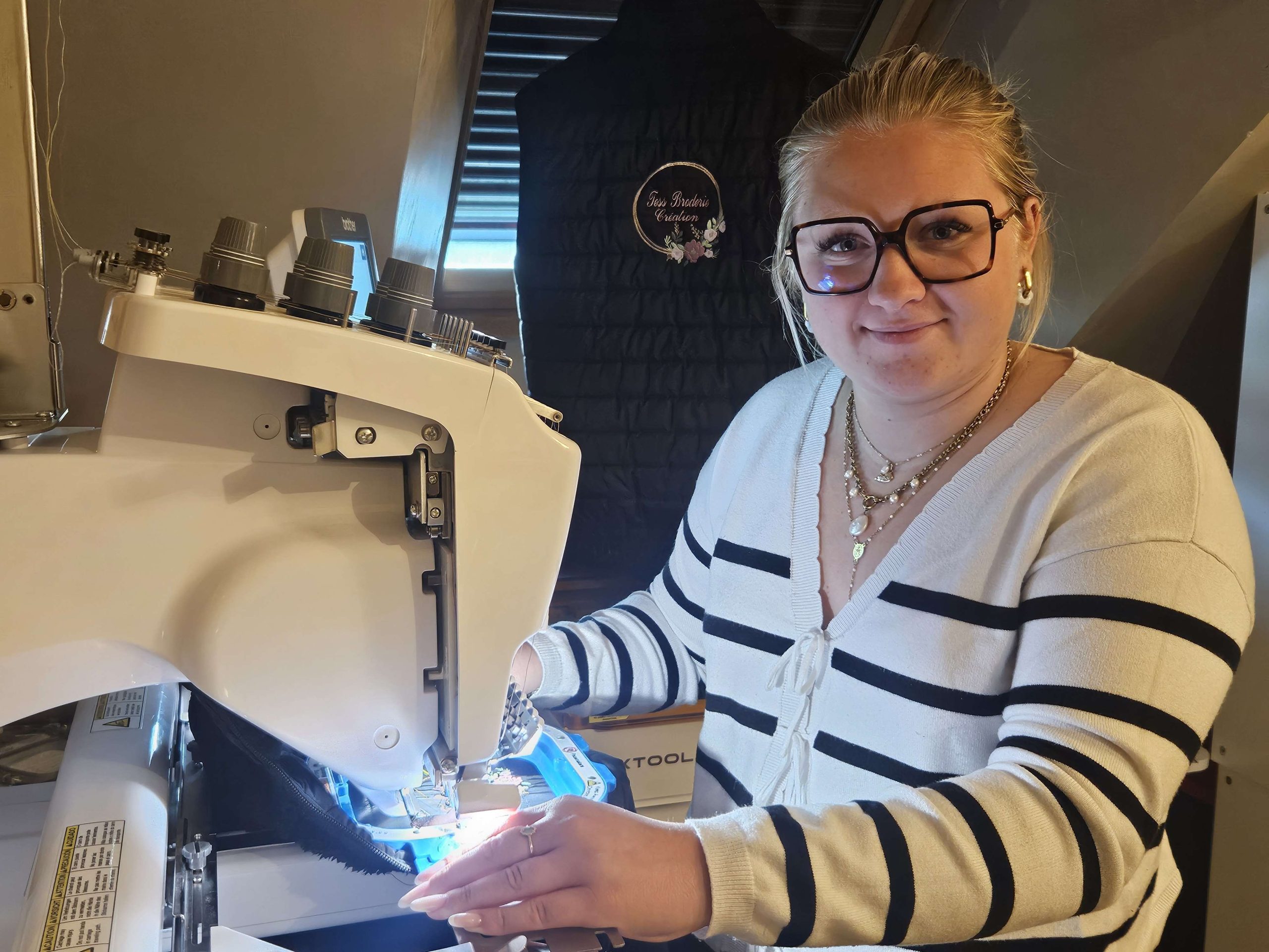 Tess a débuté avec une brodeuse semi-professionnelle. Deux ans plus tard, la personnalisation textile reste au cœur de Tess Broderie Création, pour les particuliers comme pour les professionnels. - Écho de Brou