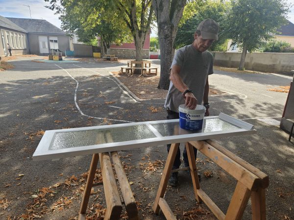 Petits travaux et réparations mineures pour assurer aux enfants un accueil idéal.