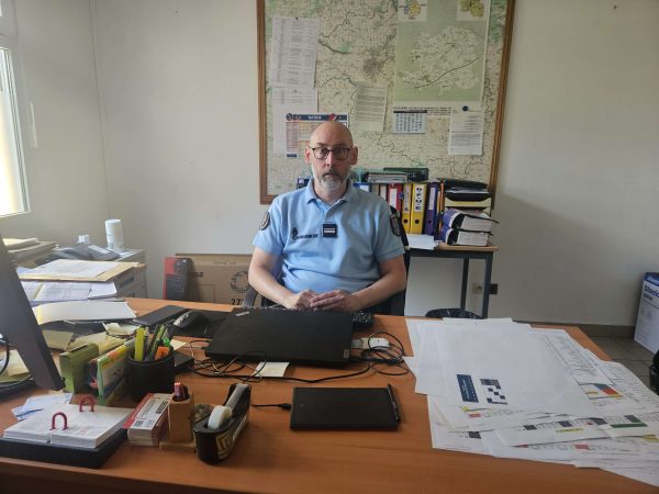 Le major Gruwez coordonne l'activité des brigades de Brou et d'Illiers-Combray, entre organisation du service, relations avec les élus et présence sur le terrain.