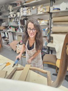 Estampilles, marques ou souvenirs familiaux : les fauteuils confiés à Jennifer portent parfois les traces de plusieurs générations.