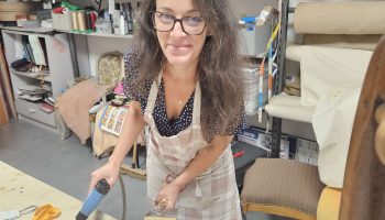 Estampilles, marques ou souvenirs familiaux : les fauteuils confiés à Jennifer portent parfois les traces de plusieurs générations.