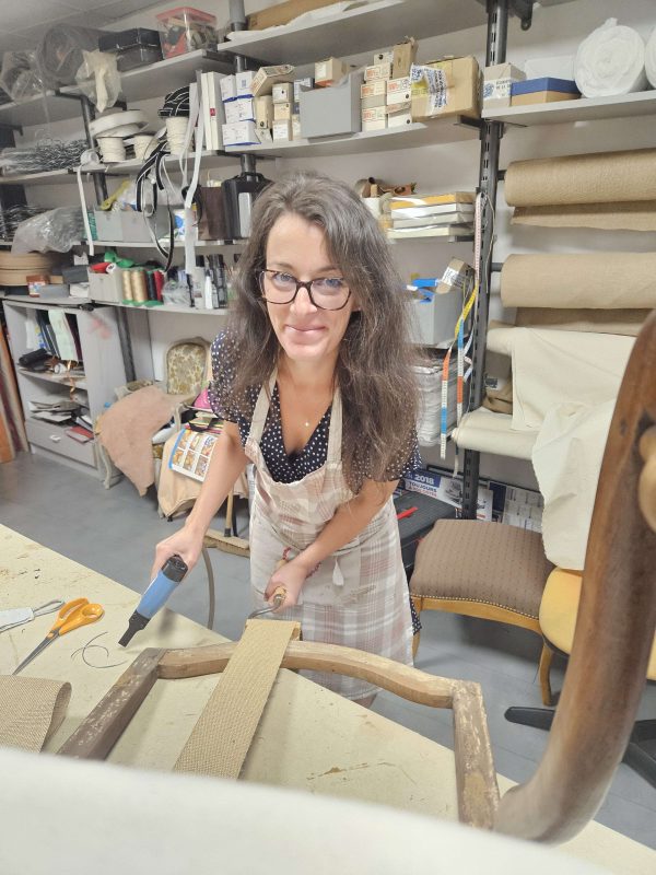 Estampilles, marques ou souvenirs familiaux : les fauteuils confiés à Jennifer portent parfois les traces de plusieurs générations.