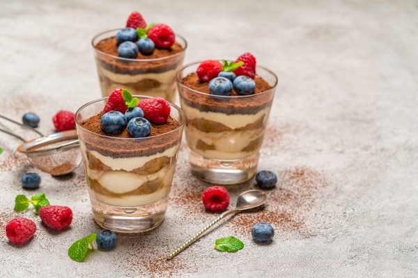 Crémeux, fondant et délicatement fruité, ce tiramisu aux fruits rouges en verrine est le dessert idéal pour terminer un repas sur une note de fraîcheur.